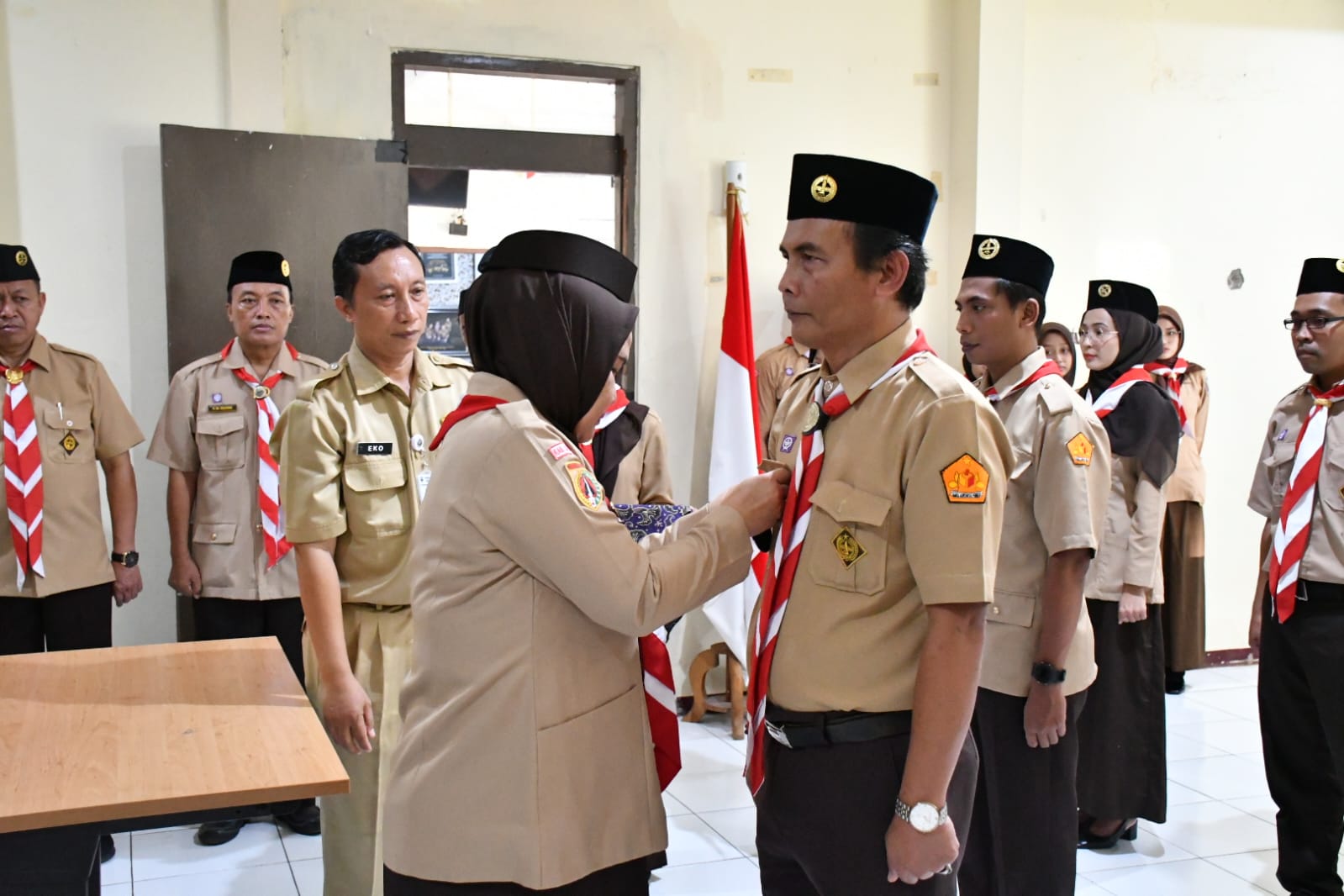 Ketua Kwartir Cabang Gerakan Pramuka Semarang, Nur Arifah (kiri) menyematkan tanda jabatan kepada Ketua Majelis Pembimbing Saka Adhyasta Pemilu Bawaslu Kabupaten Semarang, Agus Riyanto (kanan) pada pelaksanaan Pelantikan Mabi dan Pinsaka Adhyasta Pemilu Masa Bakti 2026-2031, Selasa 12 Mei 2026