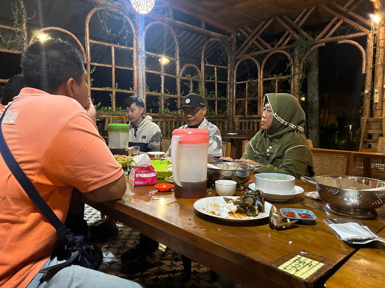 Anggota Bawaslu Kabupaten Semarang, Fithriyah (kanan) saat melakukan diskusi dengan Karang Taruna Desa di Resto Kalibatur, Kamis 19 Februari 2026