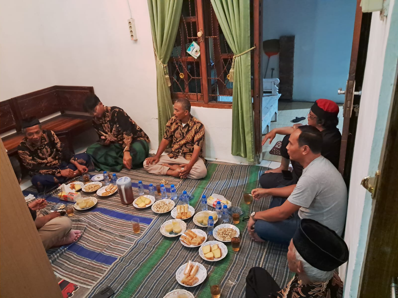 Ketua Bawaslu Kabupaten Semarang, Agus Riyanto (kaos abu) saat berkonsolidasi demokrasi dengan warga perumahan randugunting, Selasa 24 Februari 2026