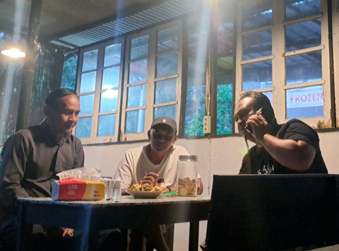 Ketua Bawaslu Kabupaten Semarang, Agus Riyanto (kiri) saat konsolidasi demokrasi dengan pemerhati demokrasi di Candirejo, Tuntang, 20 Februari 2026