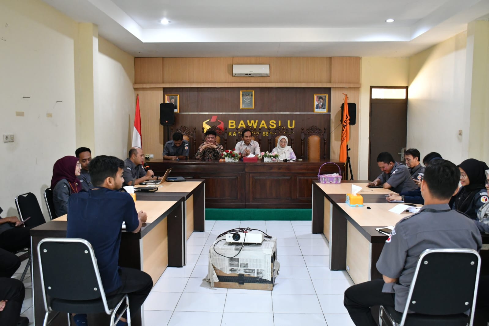 Pimpinan dan jajaran sekretariat Bawaslu Kabupaten Semarang mengikuti rapat rutin mingguan yang membahas agenda kerja dan rencana kegiatan selama bulan Juni 2026, Selasa (2/6/2026).