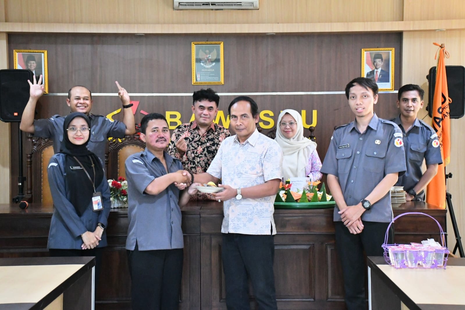 Pimpinan Bawaslu Kabupaten Semarang menyampaikan ucapan selamat kepada tiga pegawai yang resmi menyandang status PNS dan menduduki Jabatan Fungsional Ahli Pertama.