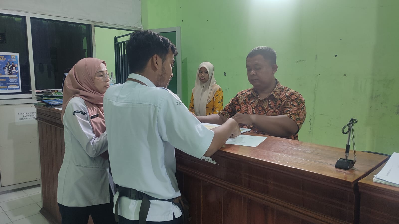 Widya Astuti didampingi Noor Muhammad Nasyar melakukan koordinasi dengan pihak Tata Usaha SMK NU Ungaran terkait penyampaian hasil uji petik pengawasan Pemutakhiran Data Pemilih Berkelanjutan (PDPB) elemen pemilih pemula, Rabu (3/6/2026).