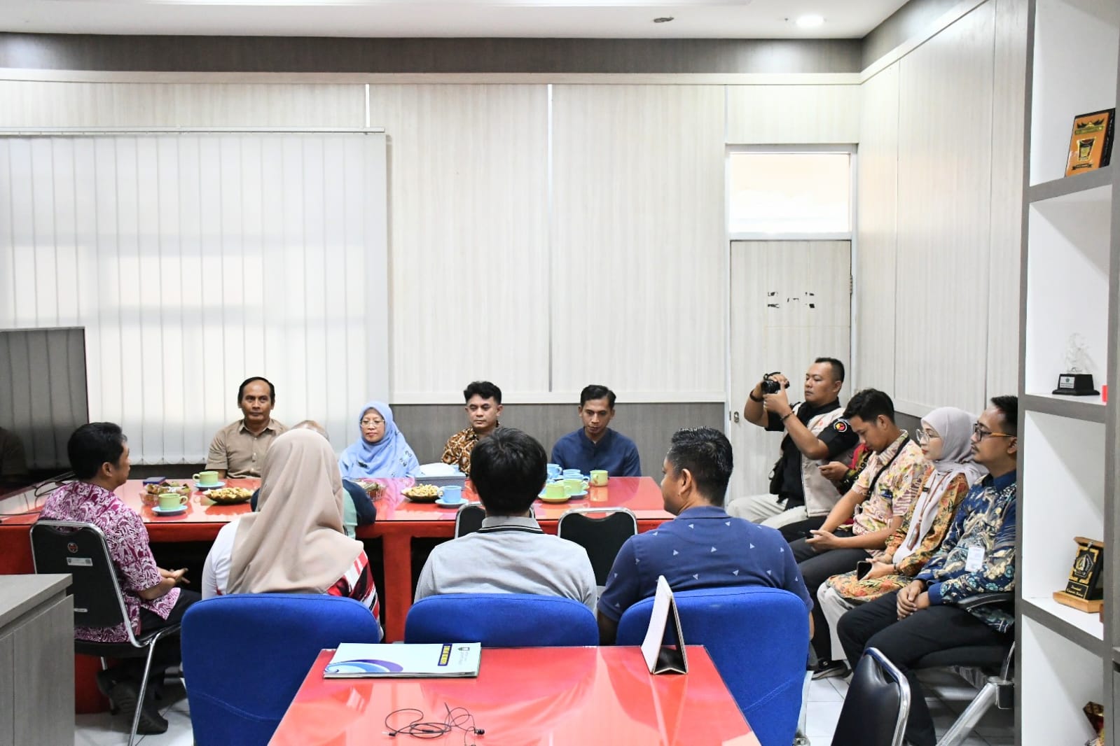 Ketua Bawaslu, Agus Riyanto, didampingi oleh Seluruh Anggota Bawaslu Kabupaten Semarang Beserta Pejabat Struktural saat melaksanakan Kegiatan Silaturahmi dan Konsolidasi Demokrasi dengan Diskominfo Kabupaten Semarang yang secara langsung diterima oleh Kepala Diskominfo Kabupaten Semarang Petrus Triyono yang didampingi oleh Sekretaris Diskominfo Kabupaten Semarang, Sidiq Sudibyo beserta Para Kepala Bidang di Diskominfo Kabupaten Semarang, Jumat, (05/06/2026) di Ungaran