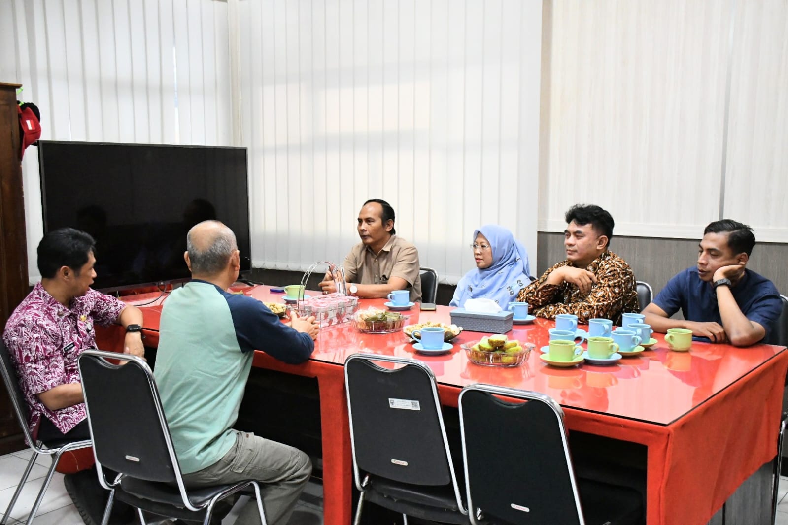 Ketua Bawaslu, Agus Riyanto, didampingi oleh Seluruh Anggota Bawaslu Kabupaten Semarang Beserta Pejabat Struktural saat melaksanakan Kegiatan Silaturahmi dan Konsolidasi Demokrasi dengan Diskominfo Kabupaten Semarang yang secara langsung diterima oleh Kepala Diskominfo Kabupaten Semarang Petrus Triyono yang didampingi oleh Sekretaris Diskominfo Kabupaten Semarang, Sidiq Sudibyo beserta Para Kepala Bidang di Diskominfo Kabupaten Semarang, Jumat, (05/06/2026) di Ungaran