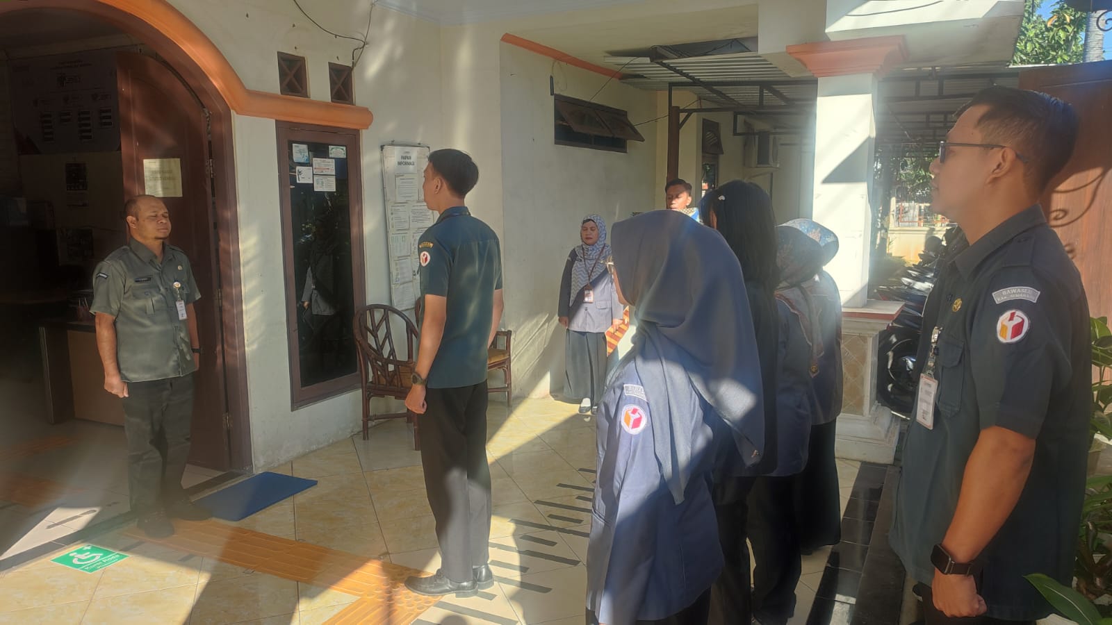 Jajaran Sekretariat Bawaslu Kabupaten Semarang mengikuti apel pagi yang dilaksanakan di halaman kantor Bawaslu Kabupaten Semarang pada Senin (8/6/2026).