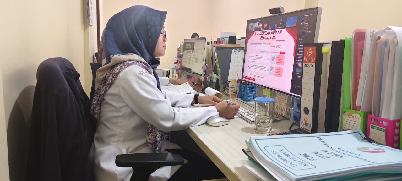 Bendahara Pengeluaran Bawaslu Kabupaten Semarang, Rika Ayu Lestari mengikuti Zoom Meeting Pembinaan Penyusunan Laporan Keuangan Tingkat UAKPA dan UAPPA-W di Lingkungan Badan Pengawas Pemilihan Umum dari Kantor Bawaslu Kabupaten Semarang, Rabu (10/6/2026).