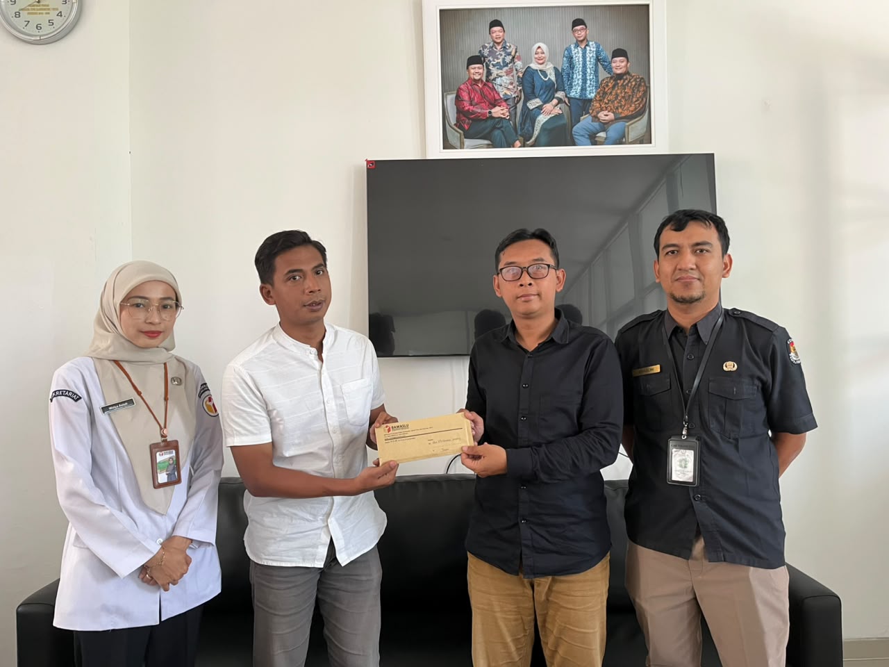 Anggota Bawaslu Kabupaten Semarang, Muharom Al Rosyid (kemeja putih) menyerahkan Saran Perbaikan Pengawasan Penyusunan Daftar Pemilih Berkelanjutan Triwulan II Tahun 2026 ke KPU Kabupaten Semarang, Rabu 10 Juni 2026
