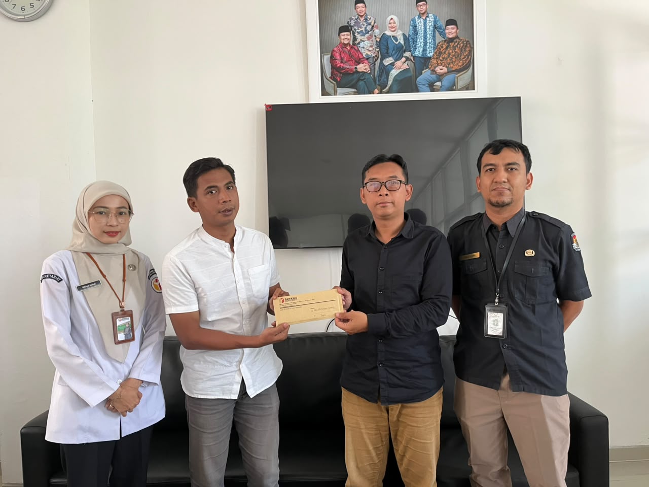 Koordinator Divisi Pencegahan, Partisipasi Masyarakat, dan Hubungan Masyarakat Bawaslu Kabupaten Semarang, Muharom Al Rosyid (kedua kiri), didampingi Kepala Subbagian Pengawasan Pemilu dan Humas Widya Astuti (pertama kiri) menyerahkan Surat Saran Perbaikan Pemutakhiran Data Pemilih Berkelanjutan (PDPB) Triwulan II Tahun 2026 kepada KPU Kabupaten Semarang yang diterima oleh Kepala Divisi Data dan Informasi Agus Setiyoko (kedua kanan) dan Kepala Subbagian Perencanaan, Data, dan Informasi Achmad Maulidini (per