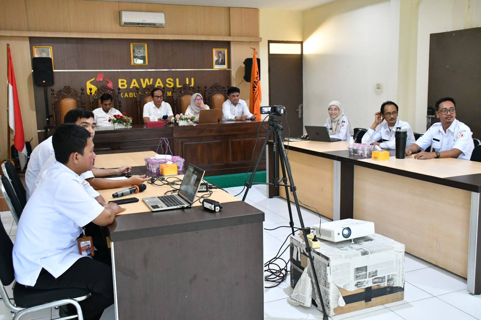 etua dan Anggota Bawaslu Kabupaten Semarang bersama Kepala Sekretariat serta seluruh Kepala Subbagian mengikuti Rapat Koordinasi Persiapan Penyusunan Indikator Kinerja Utama (IKU) Pengawas Pemilu Tahun 2026 yang diselenggarakan oleh Bawaslu Provinsi Jawa Tengah secara daring dari Kantor Bawaslu Kabupaten Semarang, Rabu (10/6/2026).