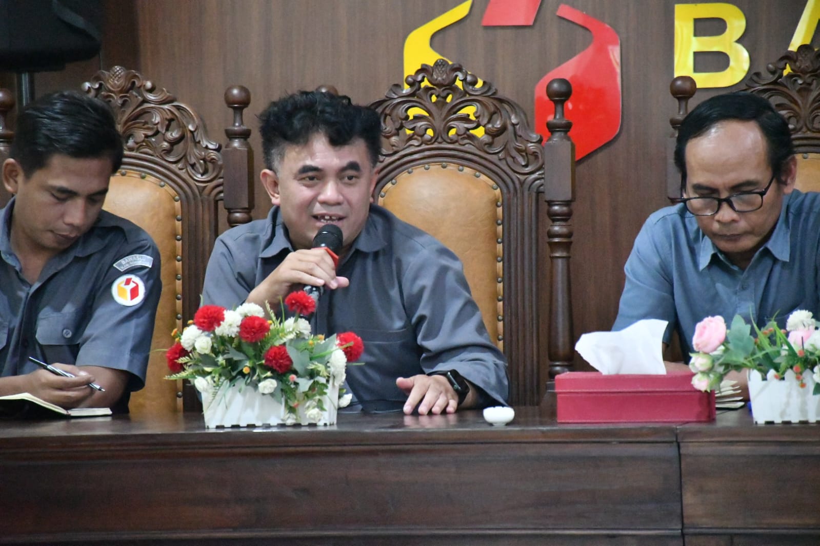 Anggota Bawaslu Kabupaten Semarang Nurkus Budiyantomo menyampaikan arahan terkait persiapan Monitoring dan Evaluasi Keterbukaan Informasi Publik oleh Komisi Informasi Provinsi Jawa Tengah dalam rapat rutin mingguan Bawaslu Kabupaten Semarang di Kantor Bawaslu Kabupaten Semarang, Senin (15/6/2026).