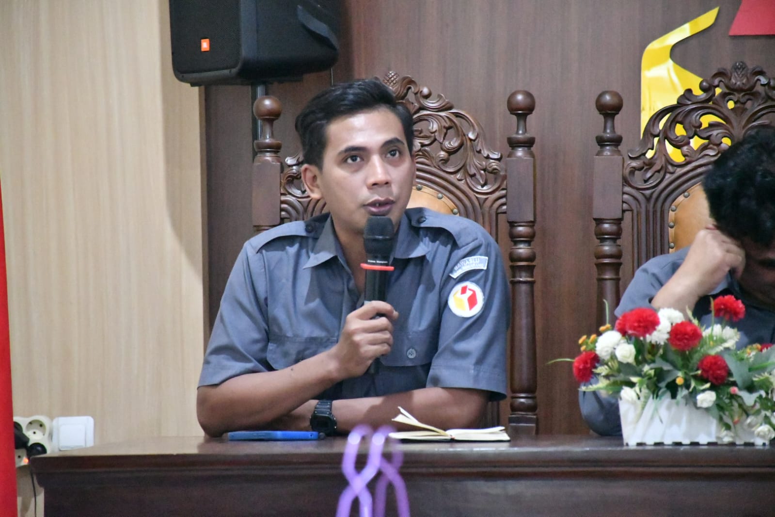 Anggota Bawaslu Kabupaten Semarang Muharom Al Rosyid menyampaikan arahan terkait pengawasan Pemutakhiran Data Pemilih Berkelanjutan (PDPB) Triwulan II Tahun 2026 dan persiapan Pendidikan Pengawas Partisipatif dalam rapat rutin mingguan Bawaslu Kabupaten Semarang di Kantor Bawaslu Kabupaten Semarang, Senin (15/6/2026).