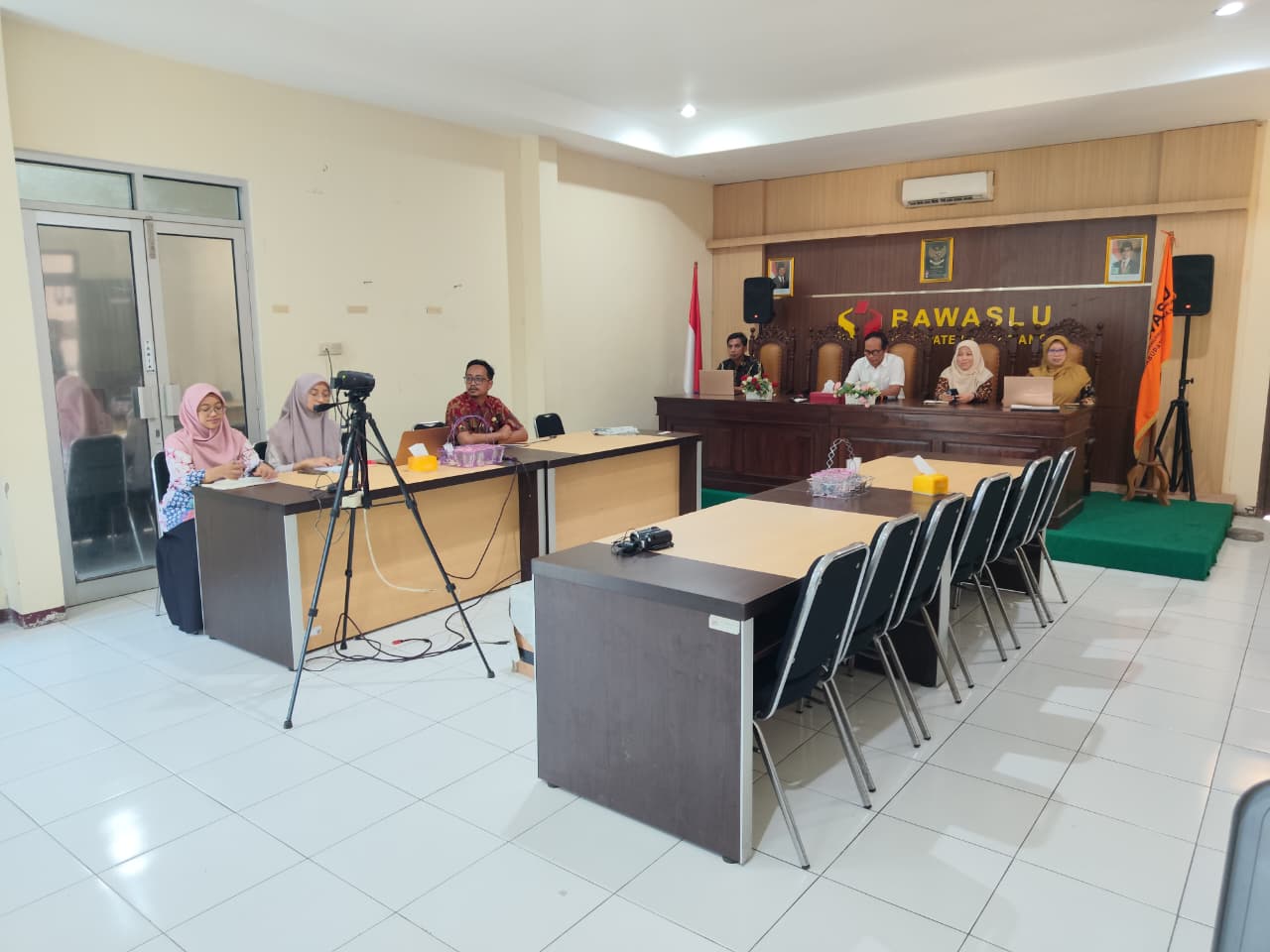 Ketua dan anggota Bawaslu Kabupaten Semarang mengikuti Sosialisasi Pedoman Pengelolaan Hibah Non Pemilihan yang diselenggarakan oleh Bawaslu Republik Indonesia secara daring melalui Zoom Meeting, Kamis (18/6/2026).