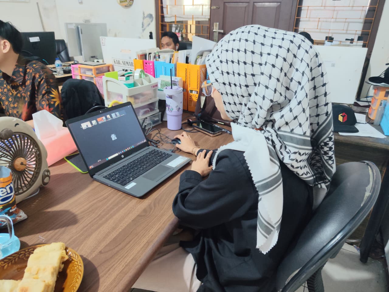 Kepala Subbagian Pengawasan beserta staf yang membidangi Partisipasi Masyarakat Bawaslu Kabupaten Semarang mengikuti Rapat Koordinasi Penarikan Data Partisipasi Masyarakat Semester I Tahun 2026 yang diselenggarakan oleh Bawaslu Provinsi Jawa Tengah secara daring, Kamis (18/6/2026).