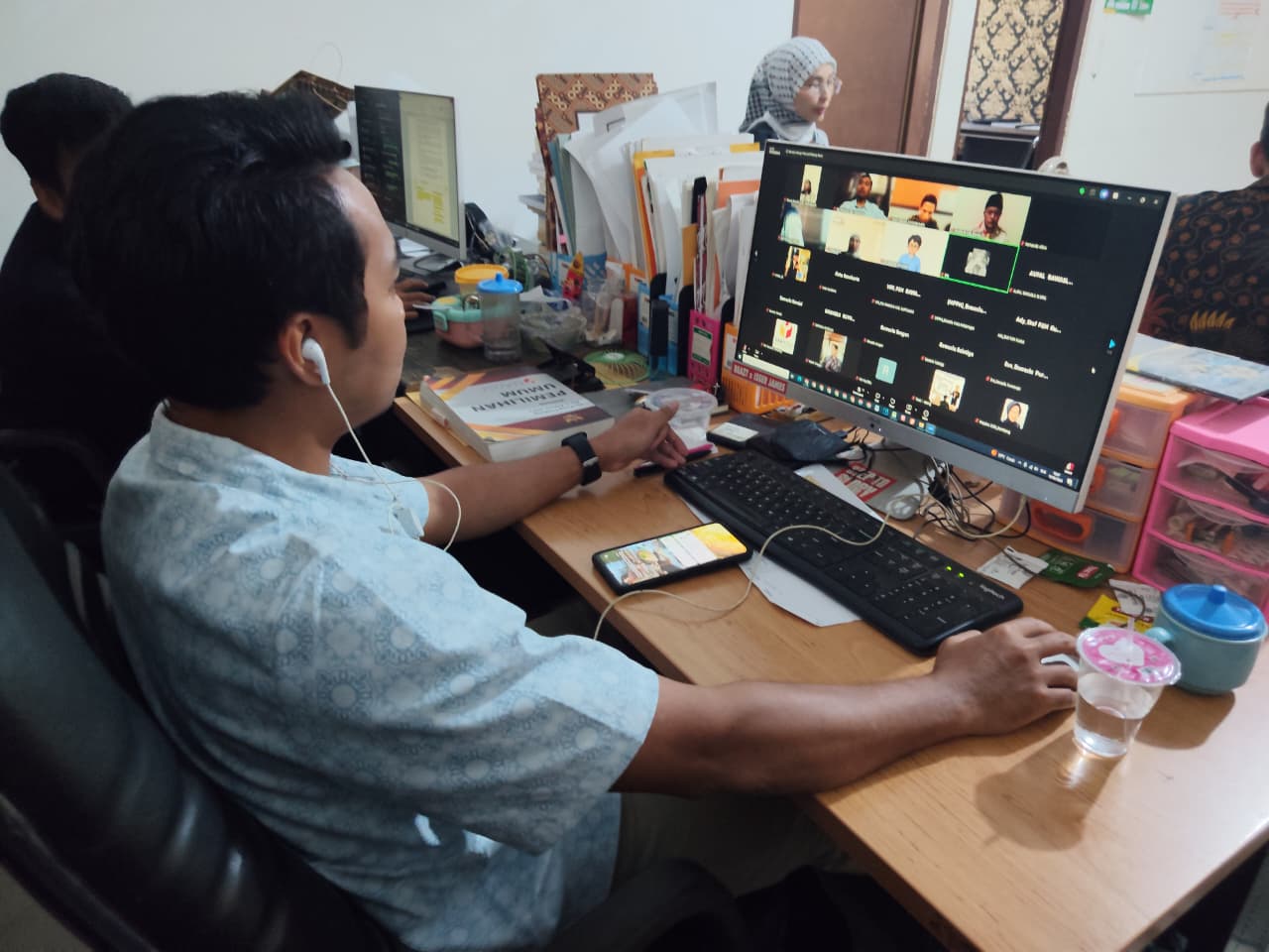 Staf Bawaslu Kabupaten Semarang, Khoirul Umam Ikuti Rakor Penarikan Data Parmas Semester I Tahun 2026 pada Kamis, 18 Juni 2026.