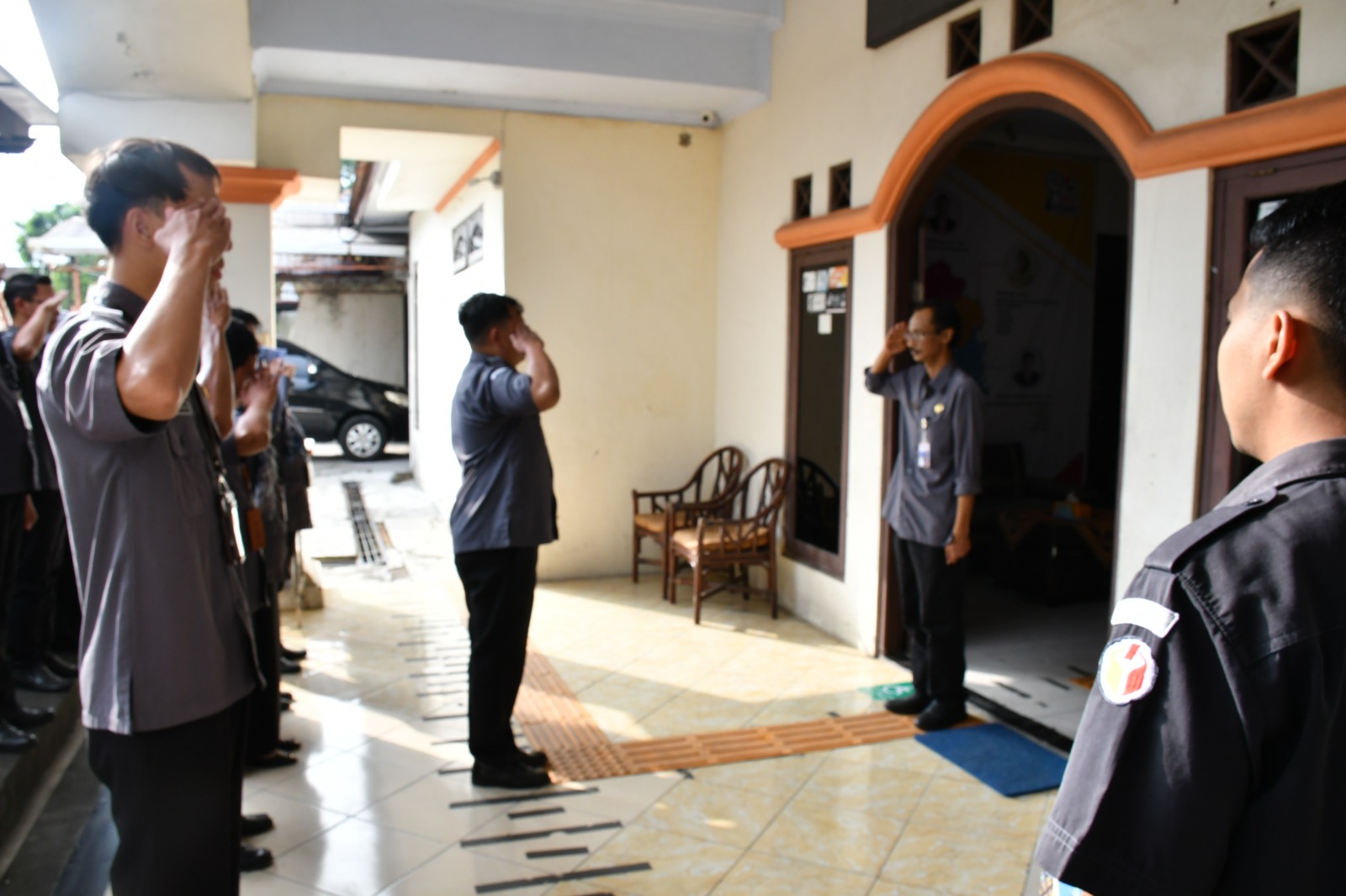 Kepala Sekretariat Bawaslu Kabupaten Semarang, Marjiono, S.H., memberikan arahan saat memimpin apel pagi yang diikuti seluruh jajaran Sekretariat Bawaslu Kabupaten Semarang, Senin (22/6/2026).