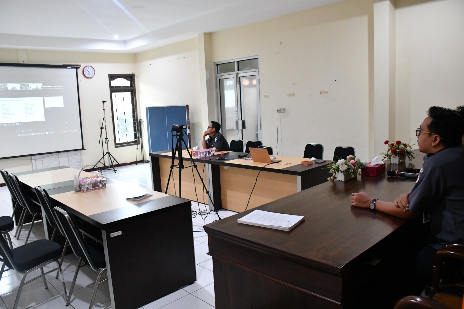 Kepala Sekretariat dan Kepala Subbagian Penanganan Pelanggaran, Penyelesaian Sengketa, dan Hukum Bawaslu Kabupaten Semarang mengikuti Rapat Bulanan Pembinaan dan Evaluasi Bawaslu/Panwaslih Provinsi dan Bawaslu/Panwaslih Kabupaten/Kota yang diselenggarakan oleh Bawaslu Republik Indonesia secara daring melalui Zoom Meeting, Senin (22/6/2026).
