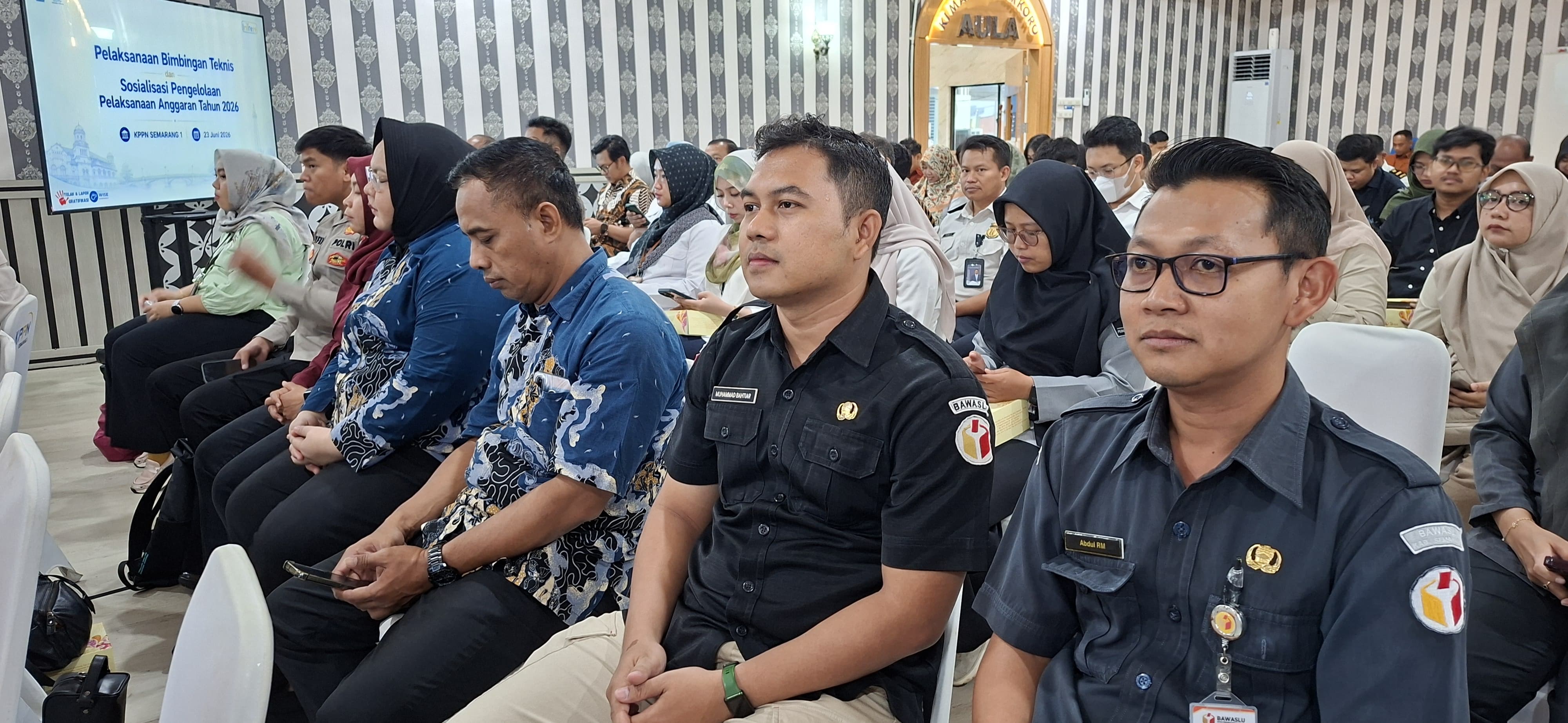 Operator SAKTI Bawaslu Kabupaten Semarang, Abdul Rosyid Machasin (pertama kanan), mengikuti Bimbingan Teknis dan Sosialisasi Pengelolaan Pelaksanaan Anggaran Semester I Tahun 2026 yang diselenggarakan oleh KPPN Semarang I di Aula KPPN Semarang I, Selasa (23/6/2026).