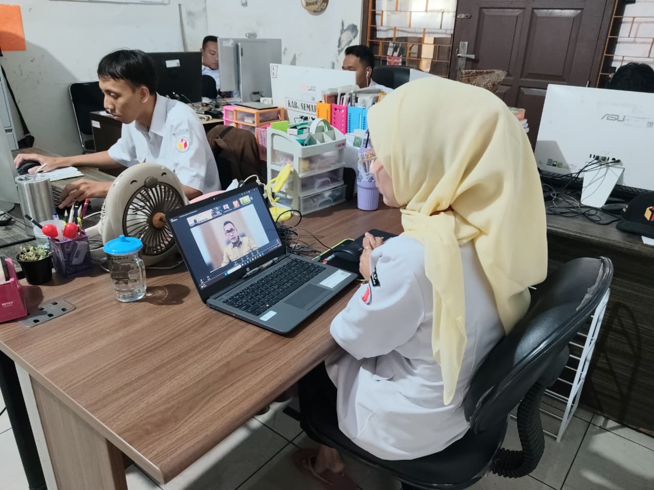 Kepala Subbagian Pengawasan Pemilu dan Hubungan Masyarakat Bawaslu Kabupaten Semarang, Widya Astuti, bersama staf sekretariat mengikuti Rapat Koordinasi Pengawasan Pemutakhiran Data Pemilih Berkelanjutan (PDPB) Semester I Tahun 2026 yang diselenggarakan oleh Bawaslu Provinsi Jawa Tengah secara daring melalui Zoom Meeting, Rabu (24/6/2026).