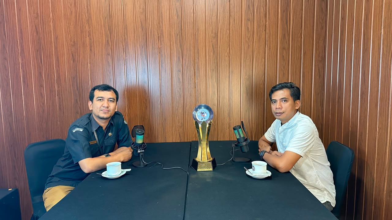 Anggota Bawaslu Kabupaten Semarang Koordinator Divisi Pencegahan, Partisipasi Masyarakat, dan Hubungan Masyarakat, Muharom Al Rosyid (kanan) menjadi narasumber Podcast KPU Kabupaten Semarang dengan tema “Evaluasi Pemutakhiran Data Pemilih Berkelanjutan (PDPB) Triwulan II Tahun 2026” di Ruang Podcast KPU Kabupaten Semarang, Rabu (24/6/2026).
