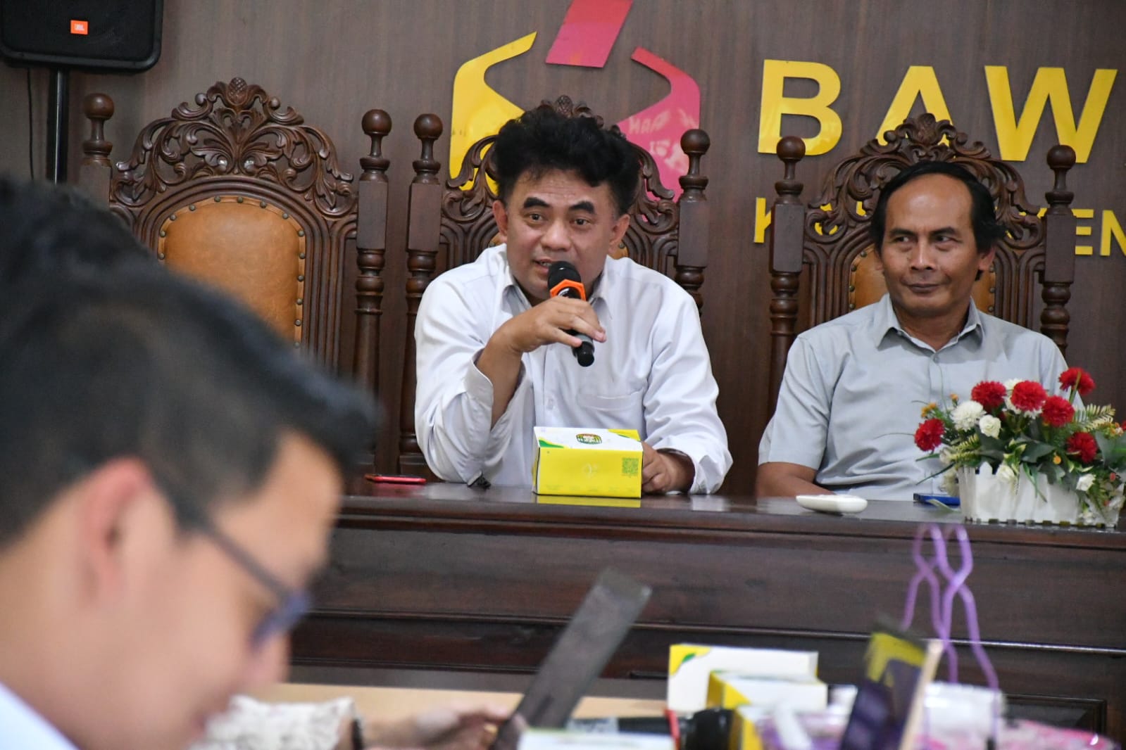 Koordinator Divisi Penanganan Pelanggaran dan Data Informasi Bawaslu Kabupaten Semarang, Nurkus Budiyantomo, memantik diskusi dalam Rapat Koordinasi Pengelolaan PPID dengan tema "Sinergitas Penguatan Keterbukaan Informasi Publik dan Digitalisasi Pengelolaan PPID Bawaslu Kabupaten Semarang", Kamis (25/6/2026).