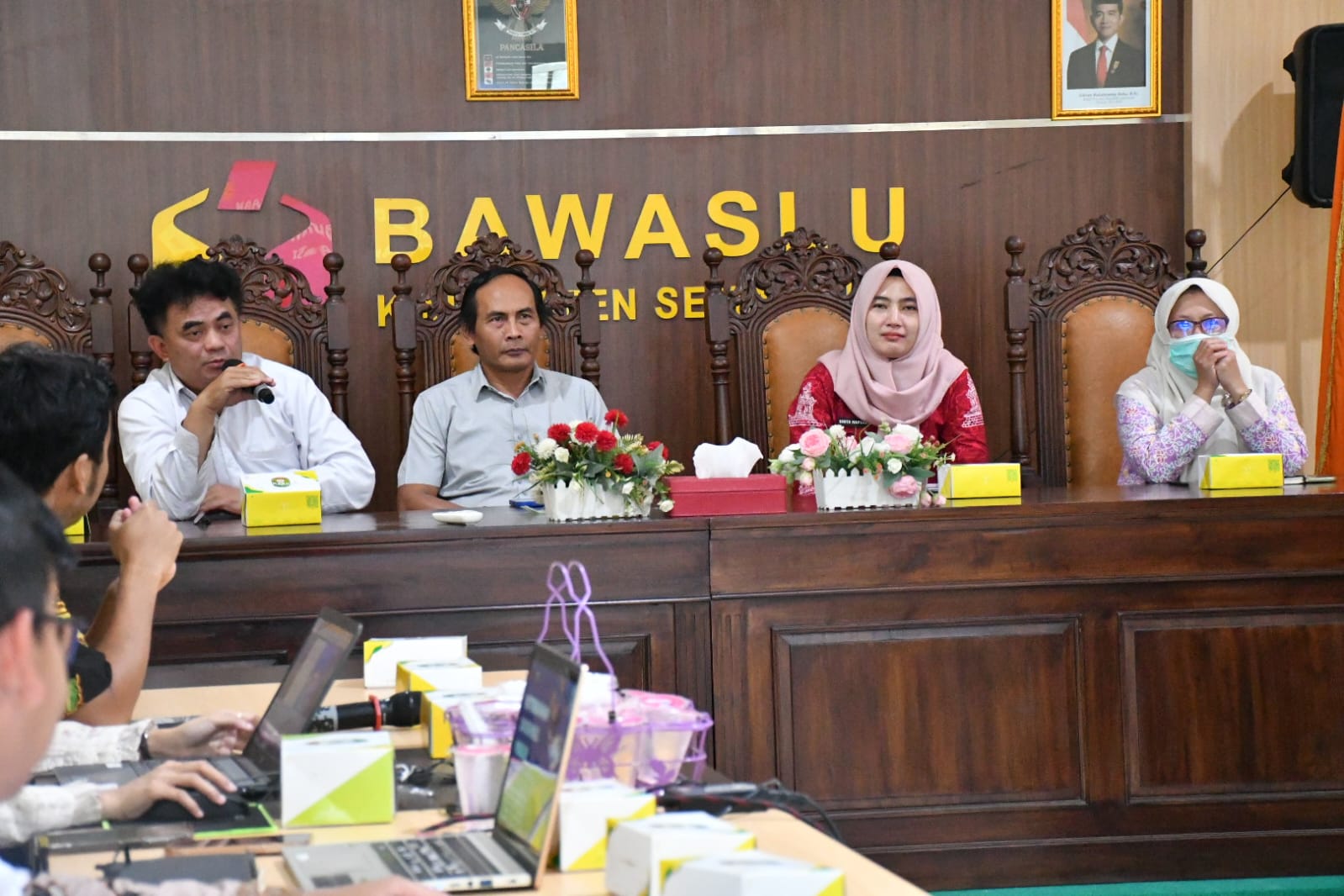 Nurkus Budiyantomo, S.H selaku anggota Bawaslu Kabupaten Semarang yang membawahi bidang PPID sedang menyampaikan paparan untuk memantik diskusi pada Kamis, 25 Juni 2026