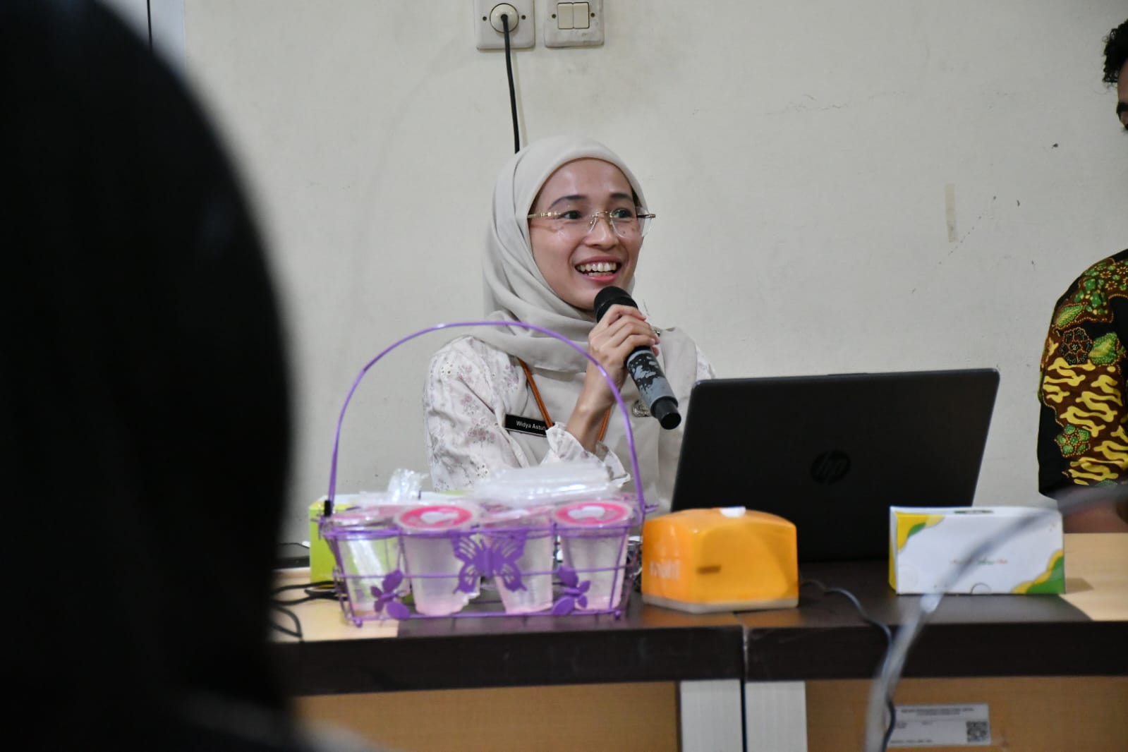 PPID Bawaslu Kabupaten Semarang, Widya Astuti, memaparkan materi mengenai pengelolaan dan pelayanan keterbukaan informasi publik, termasuk layanan ramah disabilitas dan inovasi digital PPID Bawaslu Kabupaten Semarang, dalam Rapat Koordinasi Pengelolaan PPID, Kamis (25/6/2026).