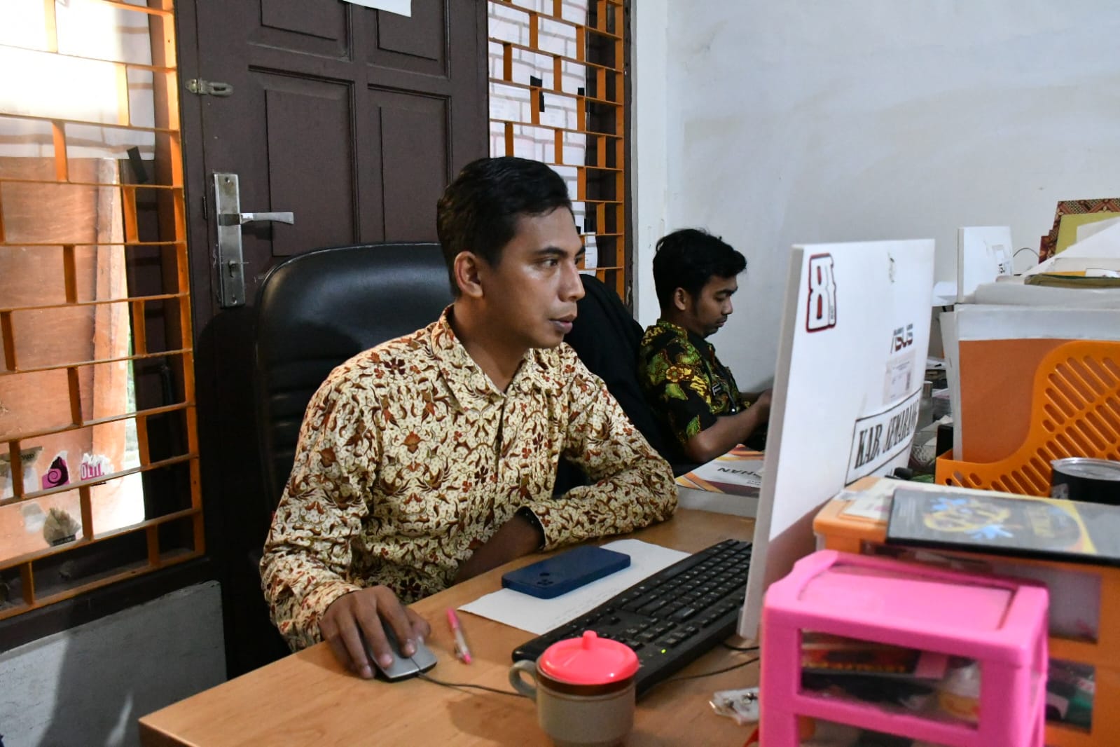 Anggota Bawaslu Kabupaten Muharom Al Rosyid melakukan Pengawasan Pemutakhiran Data Pemilih Berkelanjutan (PDPB) melalui Sidalih, Kamis 25/06/2026.