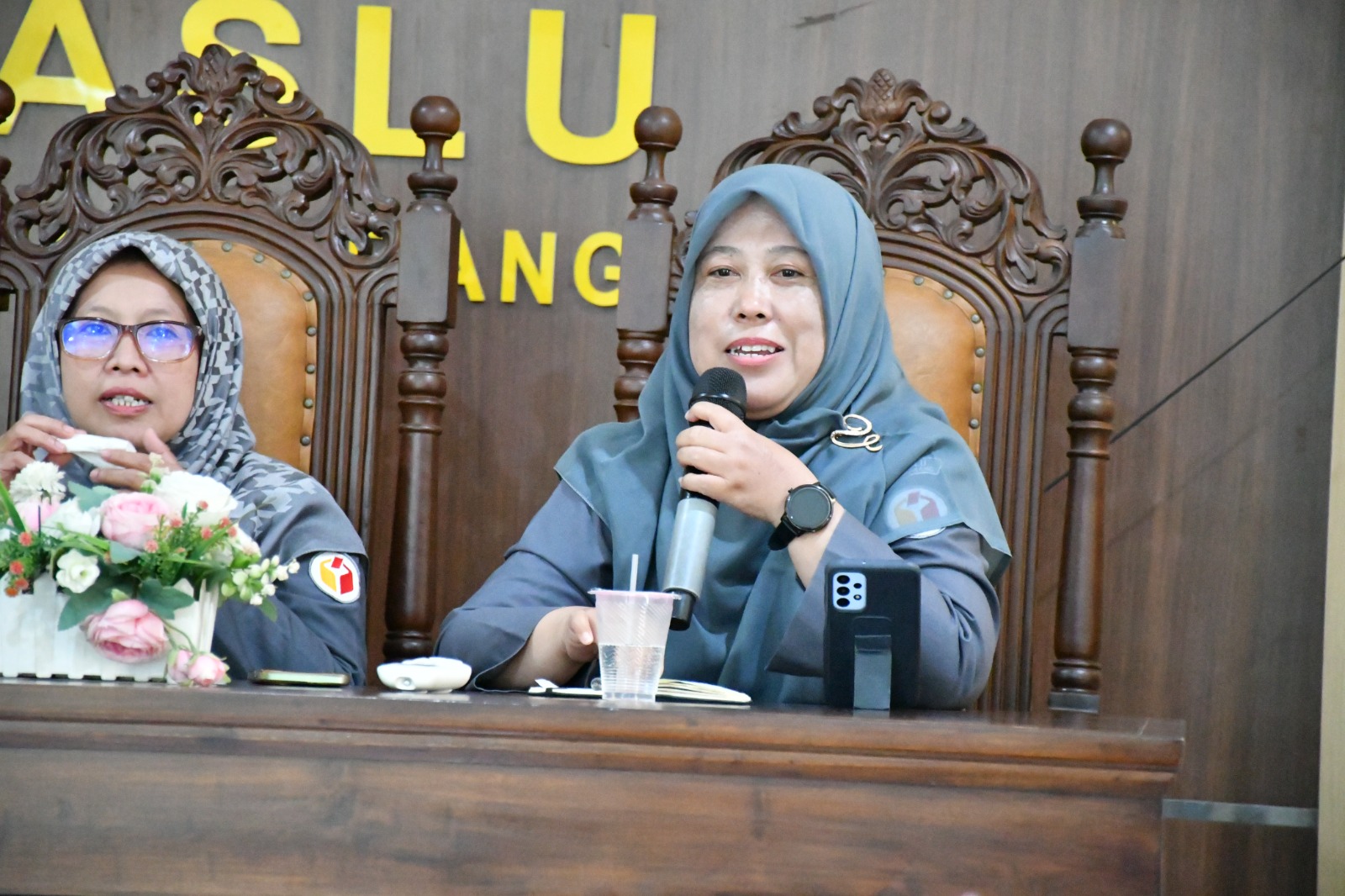 Koordinator Divisi SDM, Organisasi, dan Diklat Bawaslu Kabupaten Semarang, Fithriyah, menyampaikan arahan terkait penguatan kinerja, publikasi kelembagaan, serta persiapan program kerja bulan Juli dalam rapat rutin mingguan Bawaslu Kabupaten Semarang, Senin (29/6/2026).