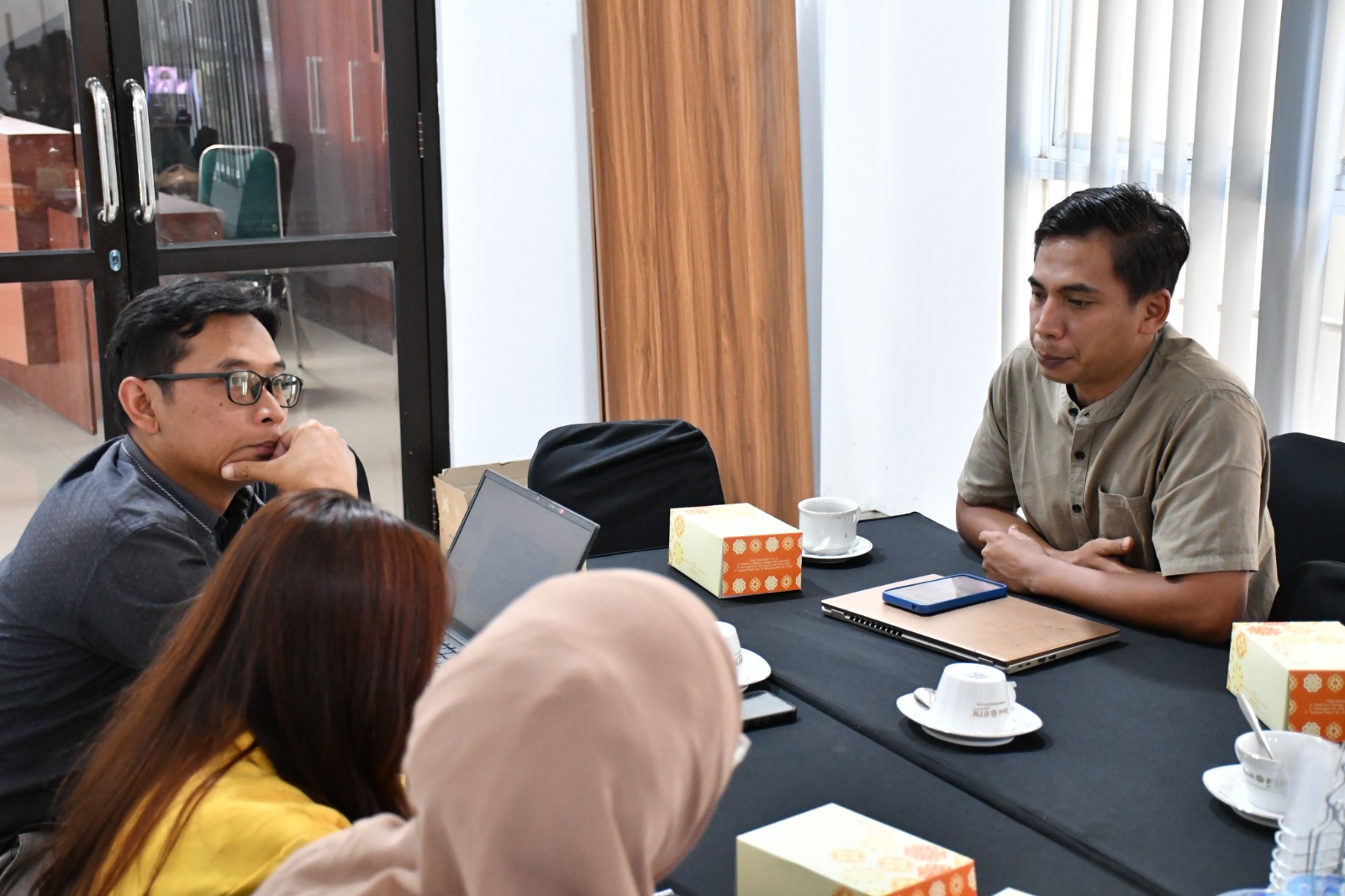 Koordinator Divisi Pencegahan, Parmas dan Humas, Muharom Al Rosyid (kanan) dalam kegiatan Rapat Sinkronisasi Pemutakhiran Data Pemilih Berkelanjutan Triwulan II Tahun 2026, Selasa 30 Juni 2026