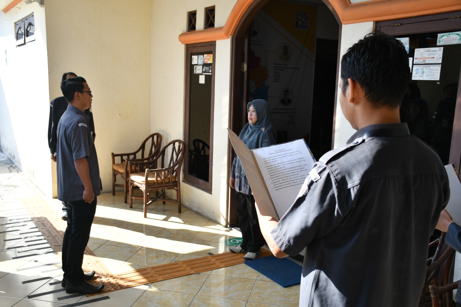Anggota Bawaslu Kabupaten Semarang Koordinator Divisi SDMO dan Diklat, Fithriyah, memimpin apel pagi dan menyampaikan amanat kepada seluruh jajaran Bawaslu Kabupaten Semarang, Senin (22/6/2026).