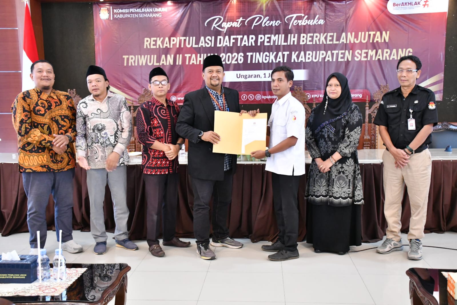 Penyerahan Berita Acara hasil Rapat Pleno Terbuka Rekapitulasi Daftar Pemilih Berkelanjutan (PDPB) Triwulan II Tahun 2026 dari KPU Kabupaten Semarang kepada Bawaslu Kabupaten Semarang, Rabu (1/7/2026).