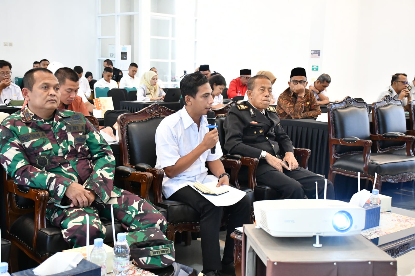 Koordinator Divisi Pencegahan, Partisipasi Masyarakat dan Hubungan Masyarakat Bawaslu Kabupaten Semarang, Muharom Al Rosyid, menyampaikan ajakan kepada seluruh stakeholder untuk berpartisipasi aktif mengawasi Pemutakhiran Data Pemilih Berkelanjutan (PDPB) dalam Rapat Pleno Terbuka Rekapitulasi PDPB Triwulan II Tahun 2026, Rabu (1/7/2026).