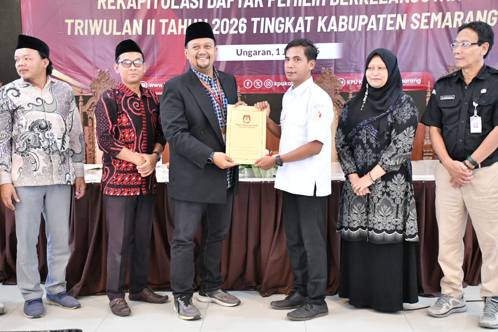 Penyerahan Berita Acara hasil Rapat Pleno Terbuka Rekapitulasi Daftar Pemilih Berkelanjutan (PDPB) Triwulan II Tahun 2026 dari KPU Kabupaten Semarang kepada Bawaslu Kabupaten Semarang, Rabu (1/7/2026).