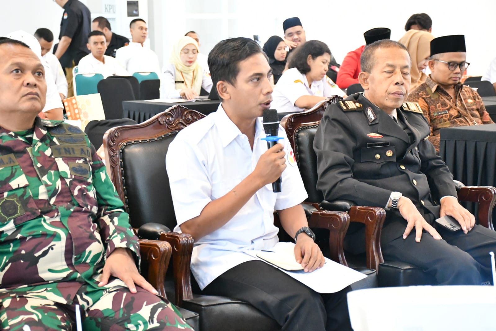 Koordinator Divisi Pencegahan, Partisipasi Masyarakat dan Hubungan Masyarakat Bawaslu Kabupaten Semarang, Muharom Al Rosyid, memaparkan hasil pengawasan dan catatan Bawaslu dalam Rapat Pleno Terbuka Rekapitulasi Daftar Pemilih Berkelanjutan (PDPB) Triwulan II Tahun 2026 di Aula Kantor KPU Kabupaten Semarang, Rabu (1/7/2026).