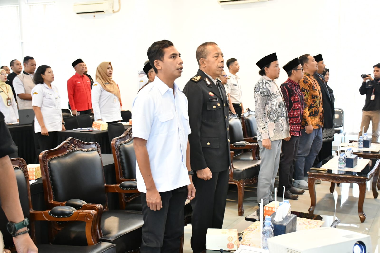 Koordinator Divisi Pencegahan, Partisipasi Masyarakat dan Hubungan Masyarakat Bawaslu Kabupaten Semarang, Muharom Al Rosyid (pertama kiri), menghadiri Rapat Pleno Terbuka Rekapitulasi Daftar Pemilih Berkelanjutan (PDPB) Triwulan II Tahun 2026 dalam rangka melaksanakan pengawasan di Kantor KPU Kabupaten Semarang, Rabu (1/7/2026).