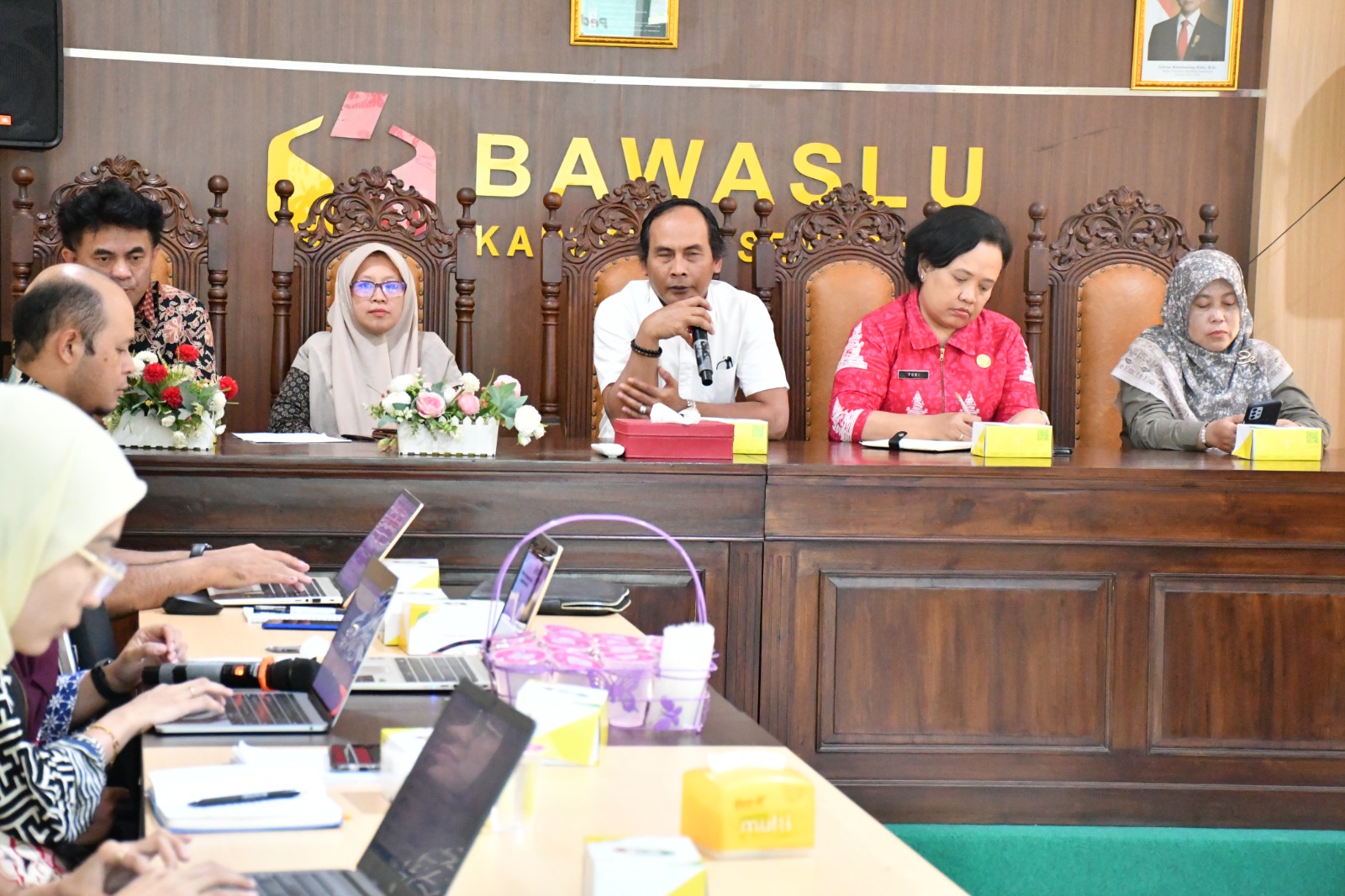 Ketua Bawaslu Kabupaten Semarang, Agus Riyanto Saat menyampaikan Arahan Sekaligus Membuka Kegiatan Rapat Koordinasi Pedoman Pengelolaan Dana Hibah Non-Pemilihan yang dilaksanakan pada Kamis, 9 Juli 2026, di Aula Kantor Bawaslu Kabupaten Semarang