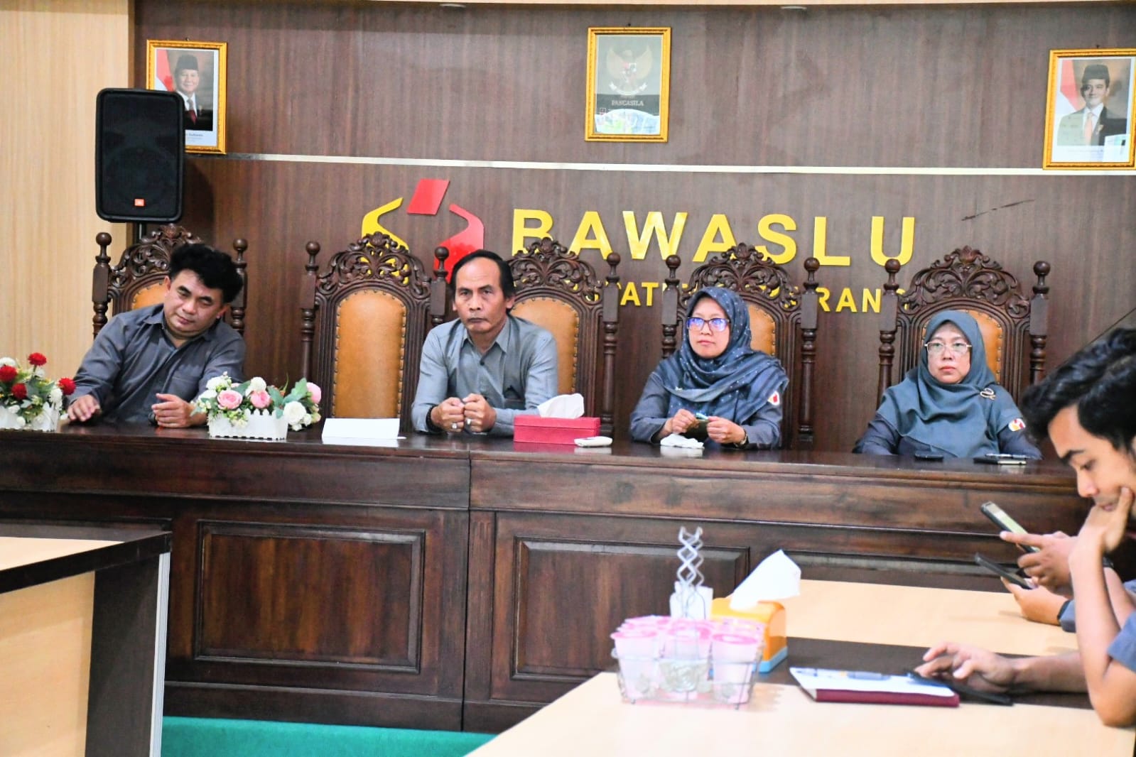 Pimpinan dan Anggota Bawaslu Kabupaten Semarang saat mengikuti Rapat Persiapan Monitoring dan Evaluasi Keterbukaan Informasi Publik Bawaslu Kabupaten/Kota di Aula Bawaslu Kabupaten Semarang. (13/07/2027)