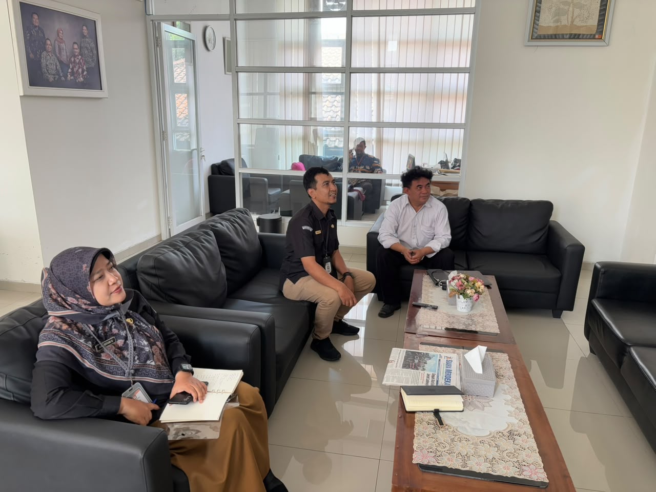 Anggota Bawaslu Kabupaten Semarang, Nurkus Budiyantomo (kanan) saat menyampaikan surat imbauan PDPB Triwulan III Tahun 2026 ke KPU Kabupaten Semarang, Rabu 29 Juli 2026