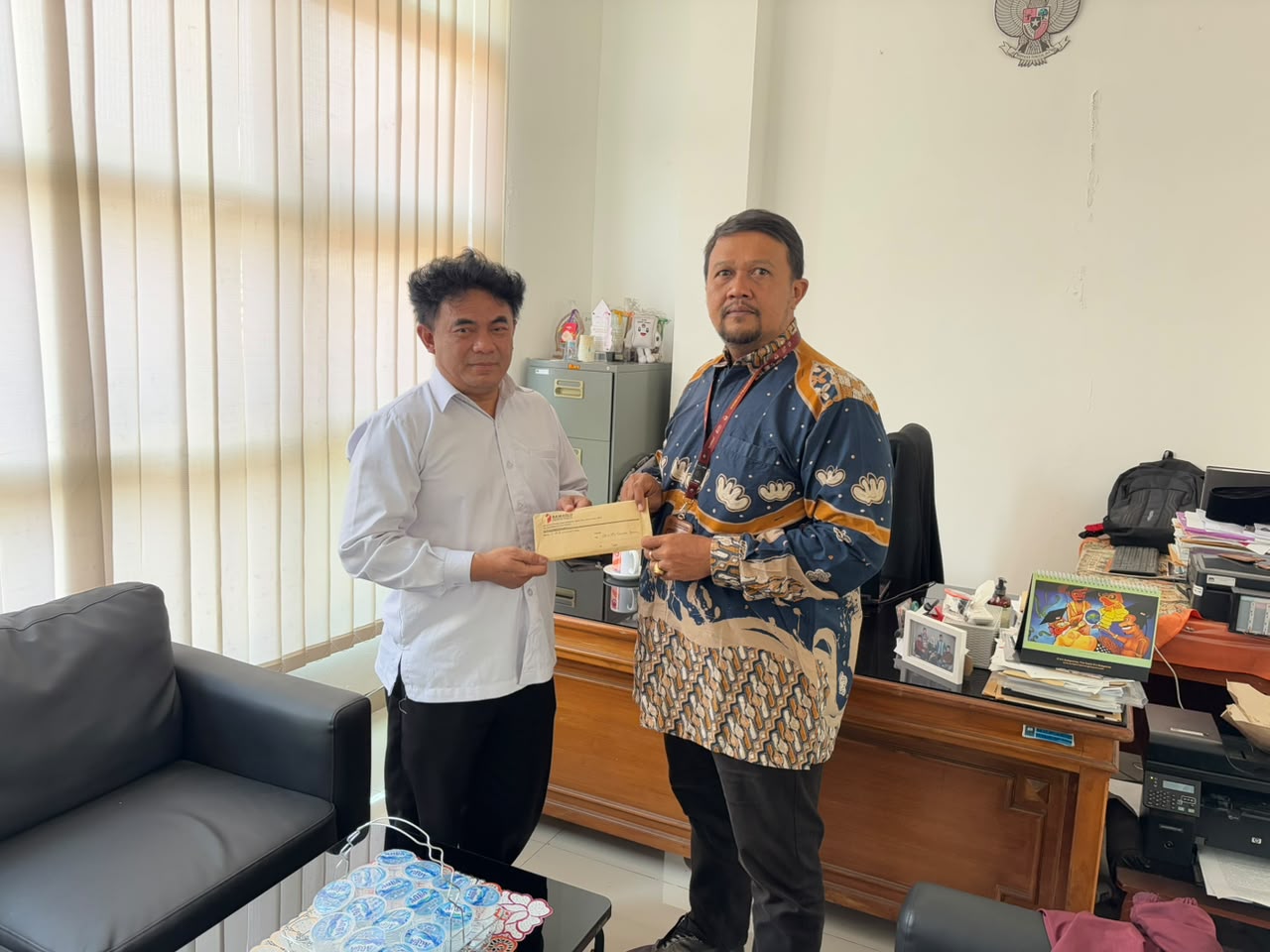 Anggota Bawaslu Kabupaten Semarang, Nurkus Budiyantomo (kiri) menyampaikan surat imbauan PDPB Triwulan III Tahun 2026 kepada Ketua KPU Kabupaten Semarang, Bambang Setyono (kanan), Rabu 29 Juli 2026