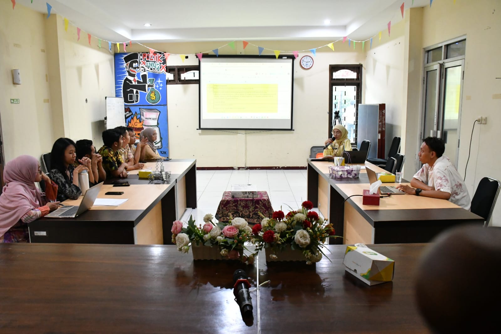 Tim PPID Bawaslu Kabupaten Semarang membahas progres digitalisasi arsip dan data pengawasan, Jumat (8/5/2026), di Aula Bawaslu Kabupaten Semarang.