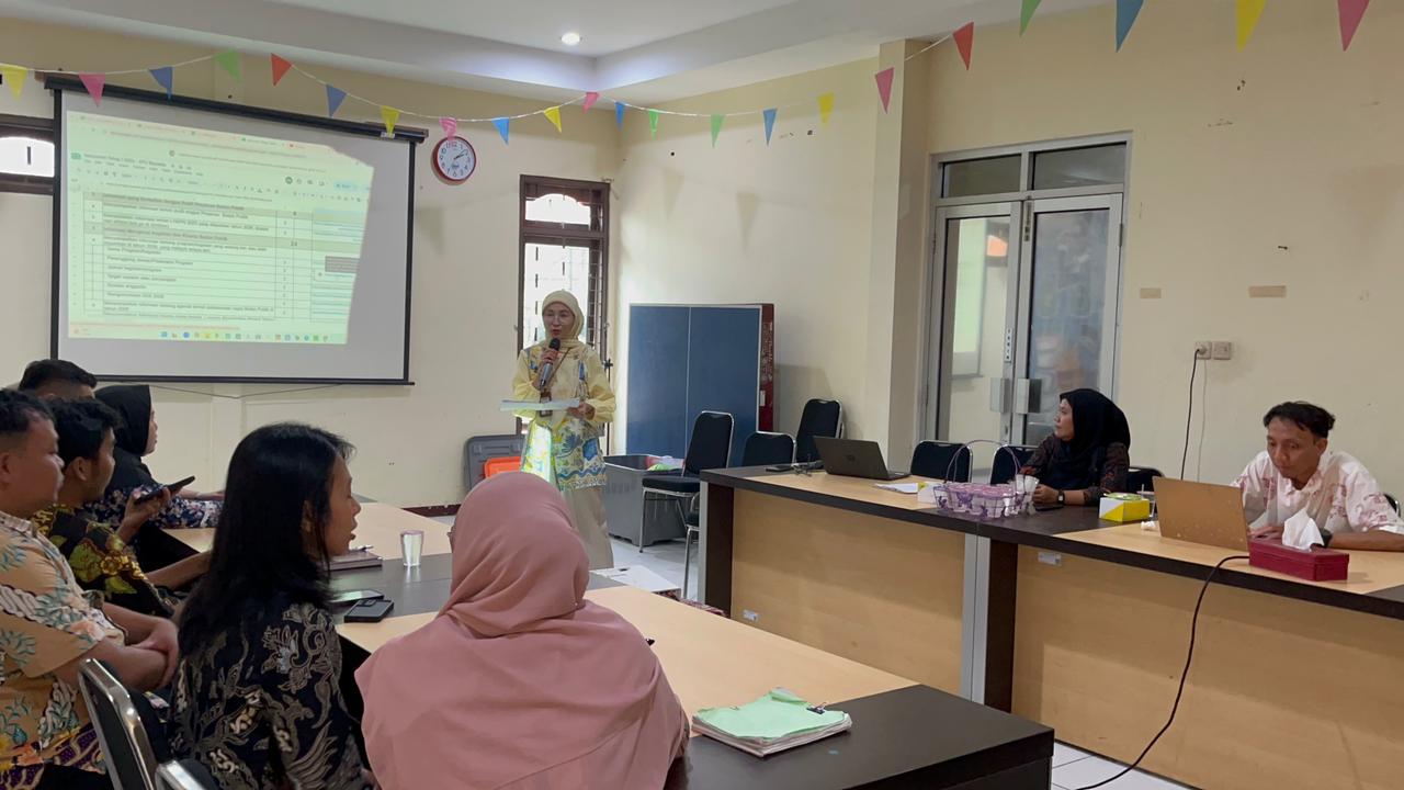 Jumat, 8 Mei 2026 — Rapat koordinasi internal PPID Bawaslu Kabupaten Semarang dipimpin Widya Astuti, S.I.P., bersama Petugas Pelayanan Informasi.