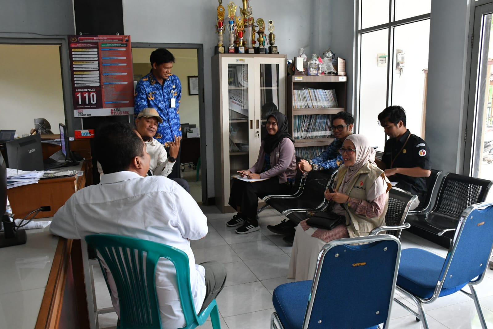 Anggota Bawaslu Kabupaten Semarang, Ummi Nu'amah bersama jajaran sekretariat saat melaksanakan pengawasan kegiatan pencocokkan dan penelitian terbatas (Coktas) Tahap II Triwulan III Tahun 2026 di Desa Gedangan, Kecamatan Tuntang, Kamis 17 September 2026