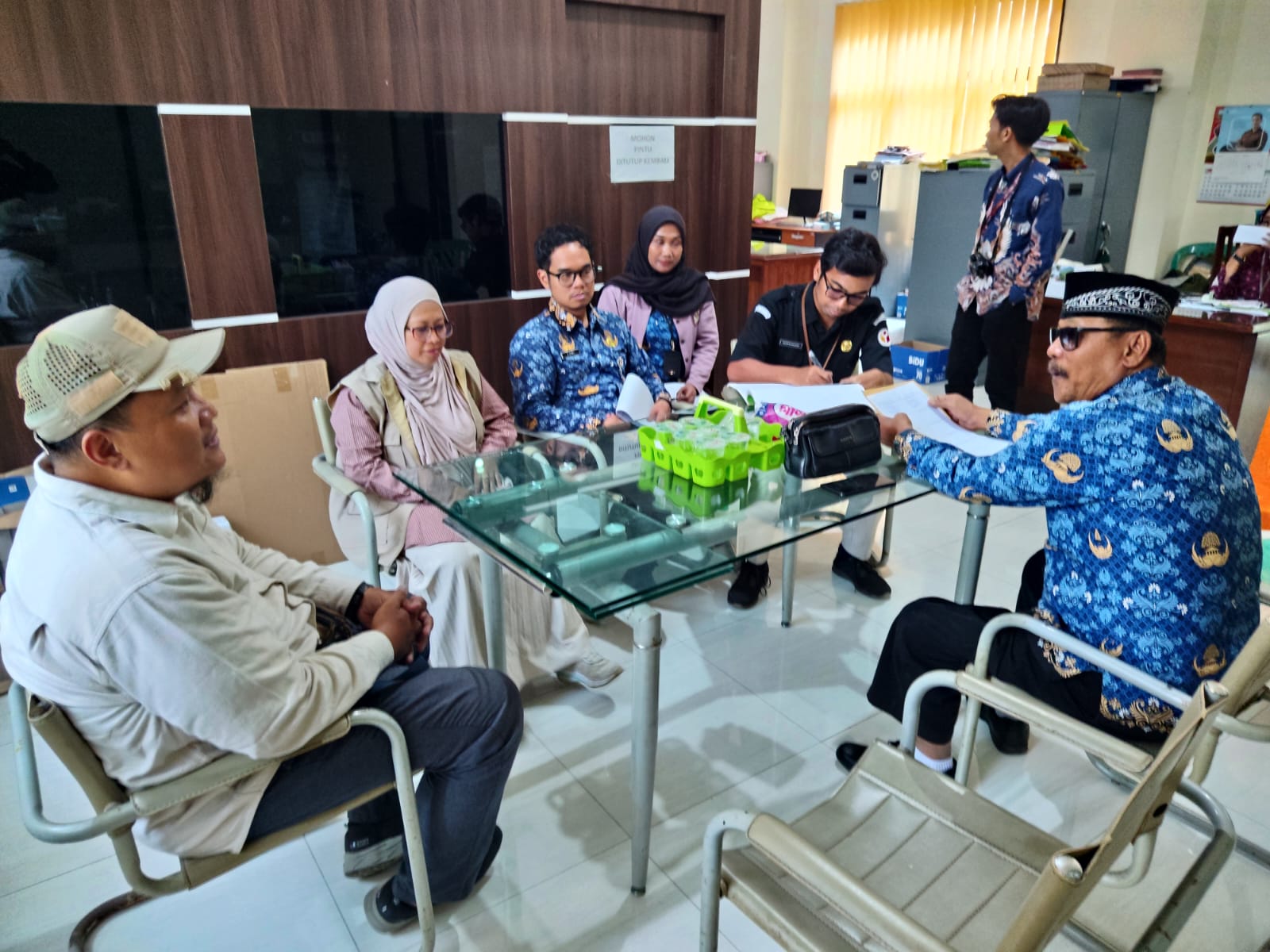 Anggota Bawaslu Kabupaten Semarang, Ummi Nu'amah bersama jajaran sekretariat saat melaksanakan pengawasan kegiatan pencocokkan dan penelitian terbatas (Coktas) Tahap II Triwulan III Tahun 2026 di Desa Rowoboni, Kecamatan Banyubiru, Kamis 17 September 2026