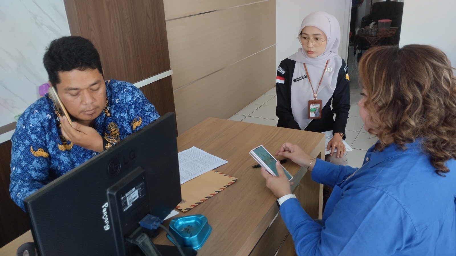 Kasubag Pengawasan Pemilu dan Humas, Widya Astuti (tengah) saat melakukan pengawasan coktas tahap II Triwulan III Tahun 2026 di Kelurahan Panjang, Kecamatan Ambarawa, Kamis 17 September 2026