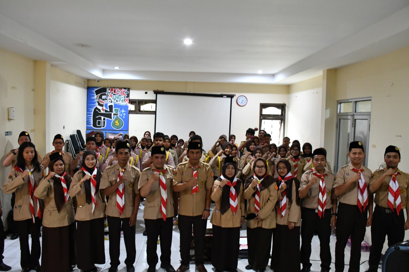 Ketua Bawaslu Kabupaten Semarang, Agus Riyanto dan Anggota  Bawaslu Kabupaten Semarang Nurkus Budiyantomo, Fithriyah dan Muharom Al Rosyid serta Sekretariat Bawaslu Kabupaten Semarang foto bersama peserta Anggota Satuan Karya Pramuka (Saka) Adhyasta Pemilu Kabupaten Semarang di Aula Bawaslu Kabupaten Semarang.