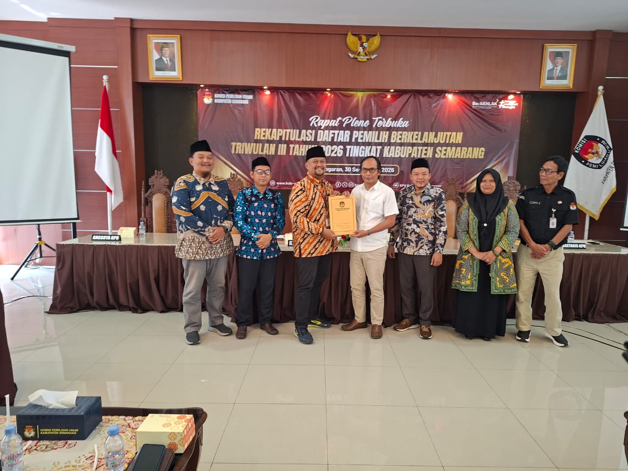 Ketua Bawaslu Kabupaten Semarang, Agus Riyanto (seragam putih) saat menghadiri dan mengawasi kegiatan Rapat Pleno Terbuka Rekapitulasi PDPB Triwulan III Tahun 2026 di KPU Kabupaten Semarang