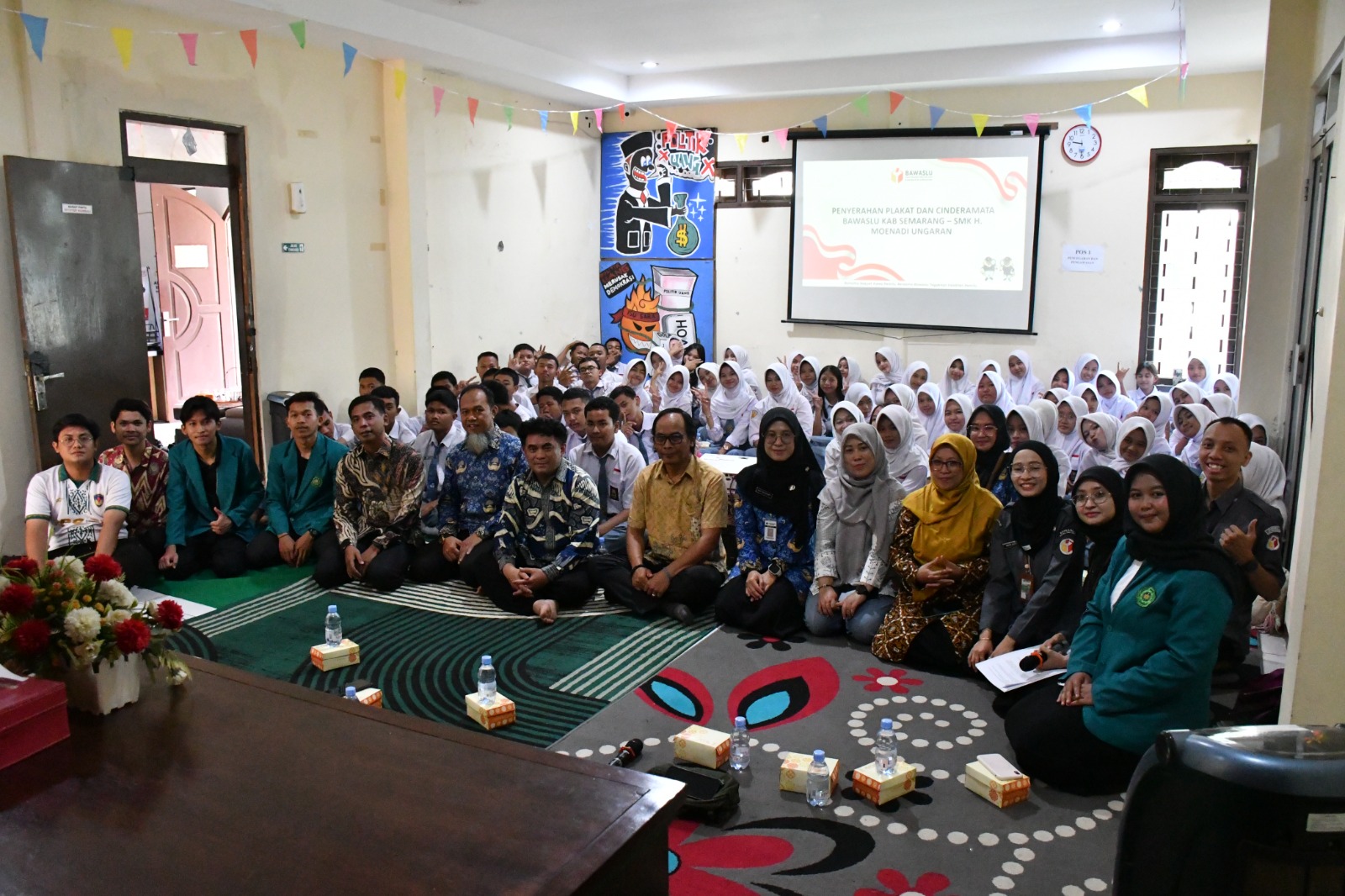Foto bersama SMKN H.Moenadi bersama Jajaran Pimpinan serta Staf Bawaslu Kabupaten Semarang