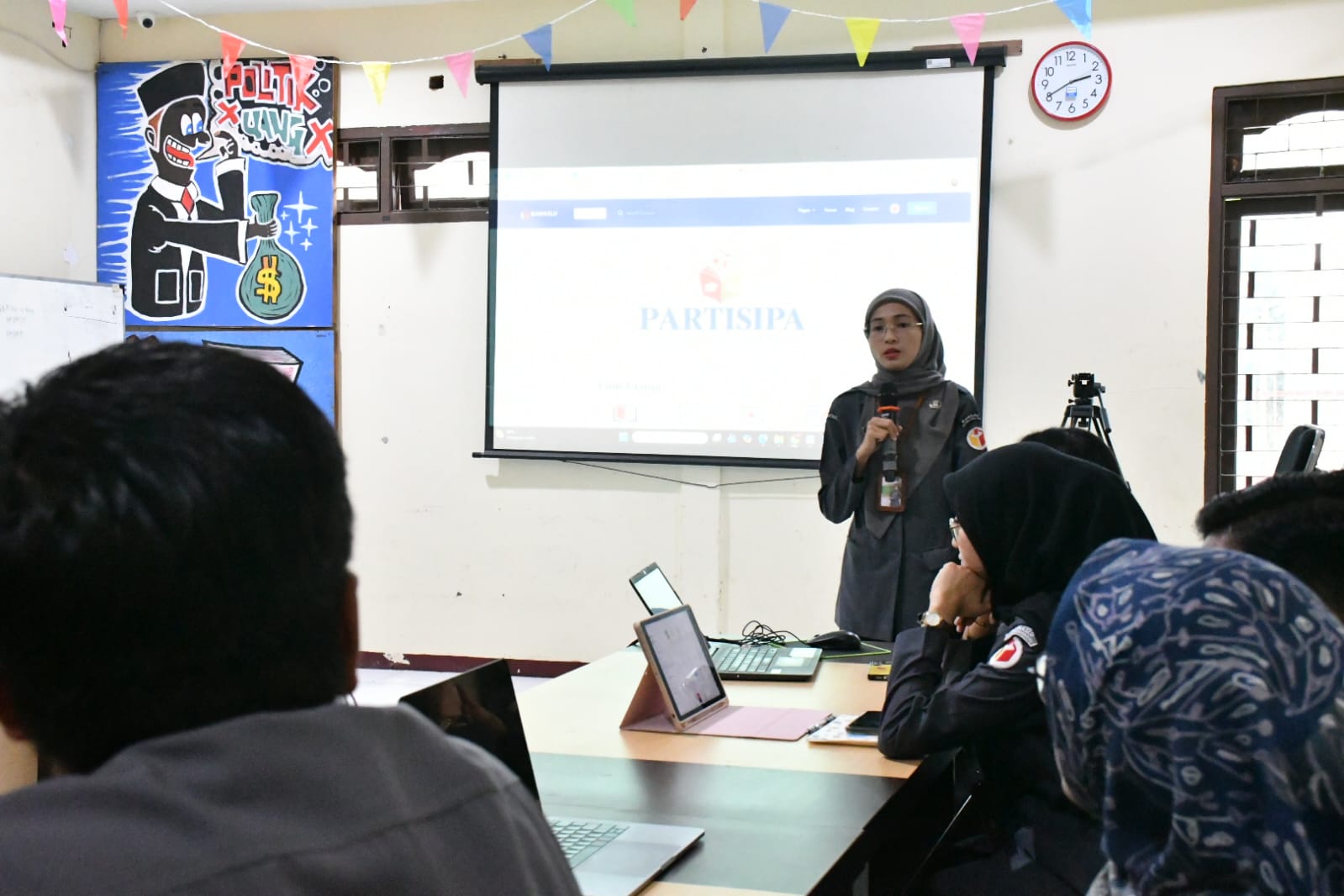 Widya Astuti saat sedang memberikan pengarahan terkait sosialisasi Platform PARTISIPA di Aula Bawaslu Kabupaten Semarang. (5/10/2026)