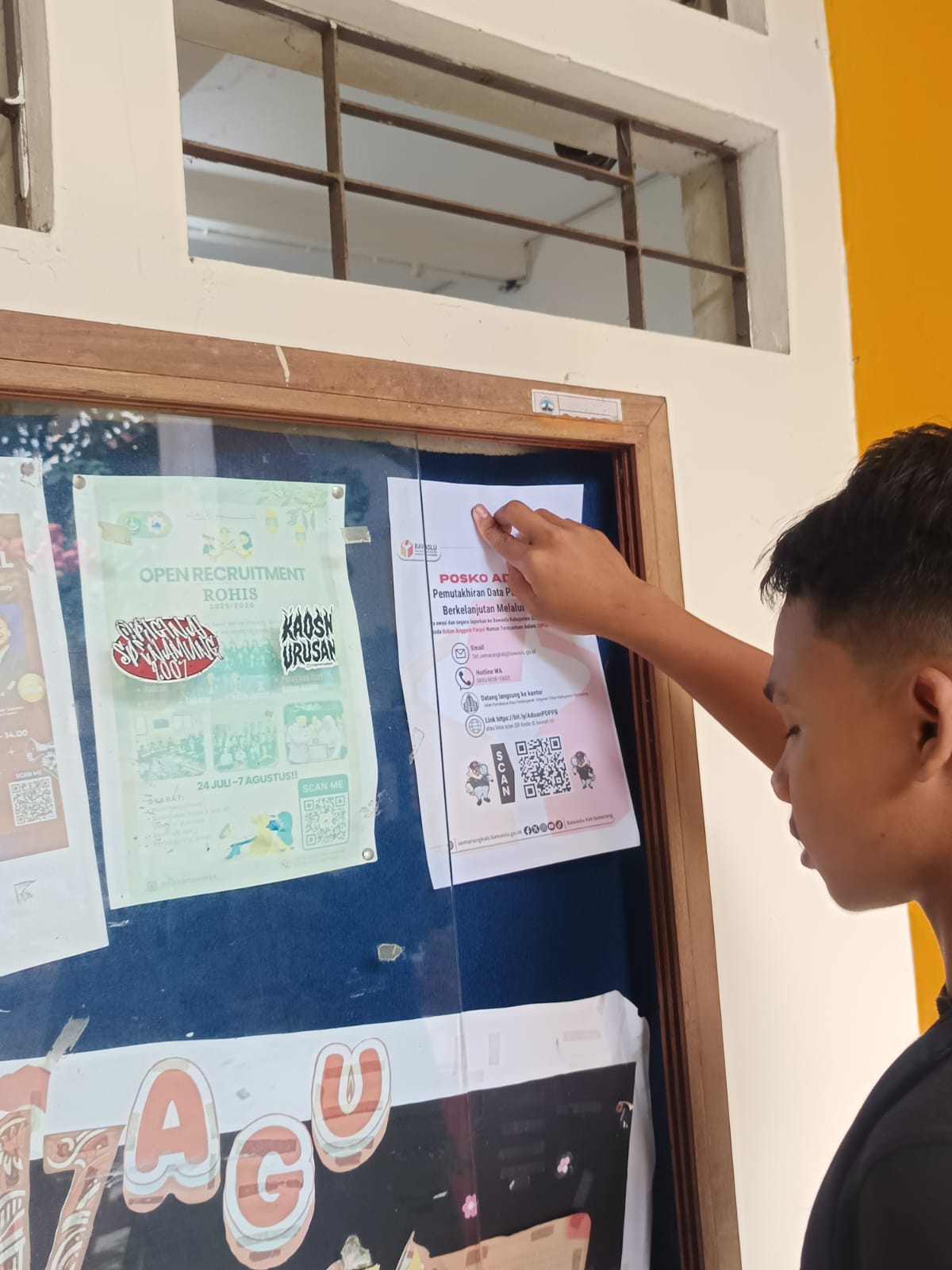 Penempelan poster edukasi pengawasan Pemutakhiran Data Pemilih Berkelanjutan (PDPB) oleh siswa SMK N H. Moenadi Ungaran yang juga merupakan anggota Saka Adhyasta Pemilu, Rabu (28/10/2026).